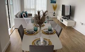 Contemporary Urban Retreat, 2-Bedroom Haven By London City Airport