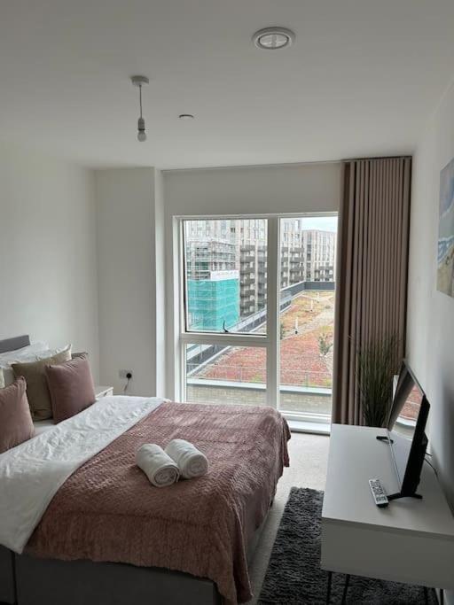 Contemporary Urban Retreat, 2-Bedroom Haven By London City Airport Buitenkant foto