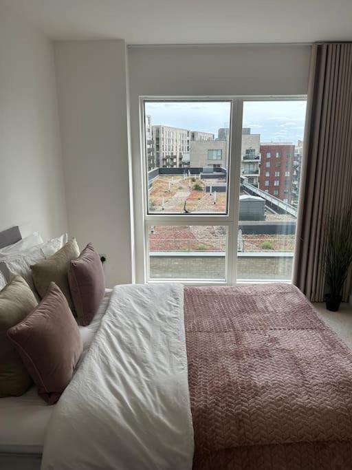 Contemporary Urban Retreat, 2-Bedroom Haven By London City Airport Buitenkant foto